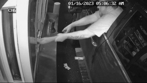 Video muestra intento de secuestro a trabajadora de autoservicio: Trataron de sacarla por la ventana