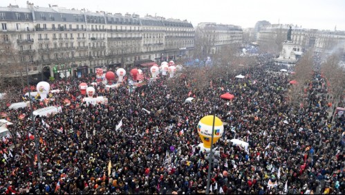 Más de un millón de personas salen a las calles en Francia por reforma que busca atrasar la edad de jubilación