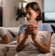 La Corte Constitucional de Colombia ordenó a una mujer borrar las fotos íntimas de la amante de su esposo que difundió, por venganza, a través de WhatsApp. La decisión busca restituir los derechos de la mujer expuesta