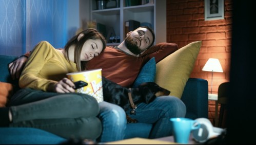¿Te quedas dormido durante las películas? Expertos explican cómo evitarlo cuando ves televisión
