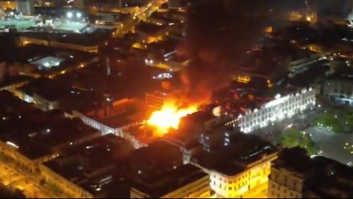 Siguen las manifestaciones en Perú: Antiguo edificio de la Plaza San Martín fue incendiado