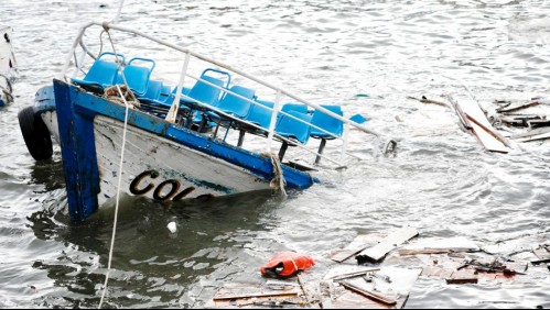 Rescatan a tripulantes de embarcación que volcó tras chocar en roqueríos en Osorno
