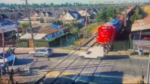 Tren de carga y vehículo particular colisionan en Rengo: Accidente deja dos lesionados