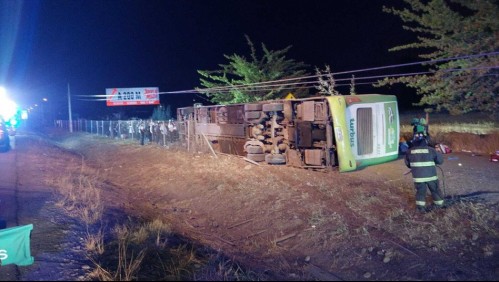 Bus interurbano con 56 pasajeros volcó a la altura de Rosario: Hay 15 heridos y dos de ellos de gravedad