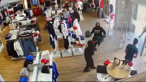 Grupo de sujetos encapuchados asalta reconocida tienda de ropa en Quilicura