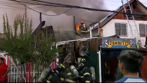 Gran incendio en Quilicura afecta a tres viviendas