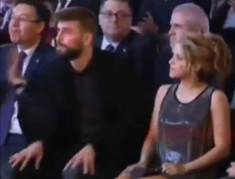 Foto de Shakira dentro del evento junto a Piqué