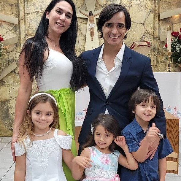 Mey Santamaría en una ceremonia junto a sus hijos