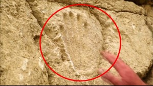 Mano tallada en roca en antiguo foso en Jerusalén deja a los expertos perplejos ¿Se trata de una broma?