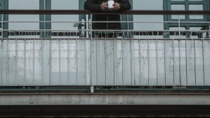 Balcón de edificio se desploma y administración acusa 'sobrepeso' de plantas: 'Pensamos que era una explosión'