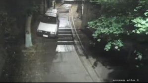 [VIDEO] Captan el momento exacto en que un auto baja por histórica escalera de Lota