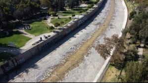 Expertos explican color café del agua del río Mapocho y por qué no es un riesgo para la salud