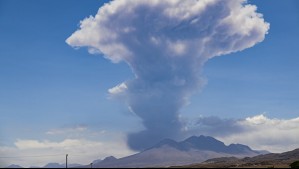 'Se espera posible ocurrencia de pulsos eruptivos': Declaran alerta naranja por aumento de actividad en volcán Láscar