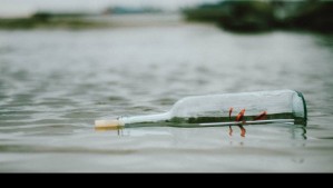 'Si encuentra mi botella, llámame': Descubre una envase flotando en el río con un mensaje escrito hace 40 años