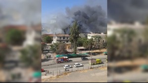 Reportan incendio en 'sector deshabitado y en desuso' del Hospital Barros Luco: Se restringió acceso al recinto