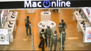 Reportan balacera al interior del Mall Plaza Egaña: Sujetos robaron tienda de tecnología