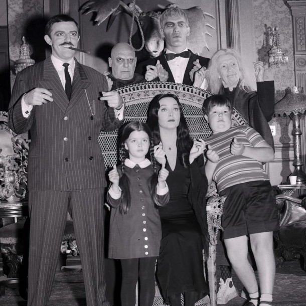 Lisa Loring con el elenco de