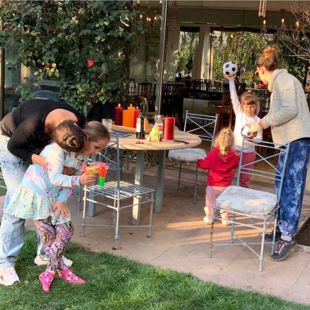 Sandra O'Ryan con sus nietas