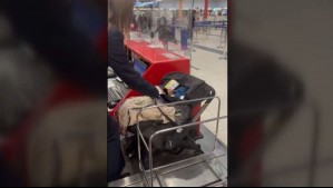 No tenían pasaje de avión para su bebé y decidieron dejarlo en el check-in del aeropuerto: 'No podíamos creerlo'