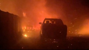 Alerta roja en Chillán: Locatarios evacuan Villa Jerusalén por presencia de incendio forestal