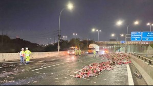 Camión con 18 toneladas de cerveza se vuelca en la Autopista Central
