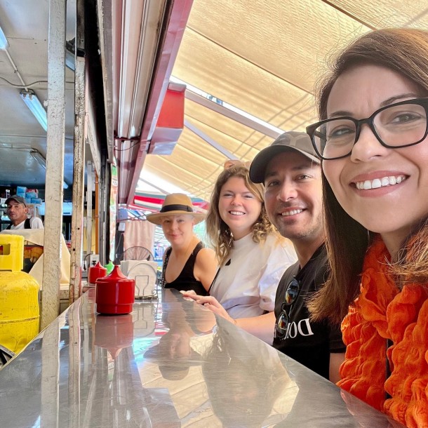 Howie Dorough con su equipo esperando la comida en el Persa Bío Bío