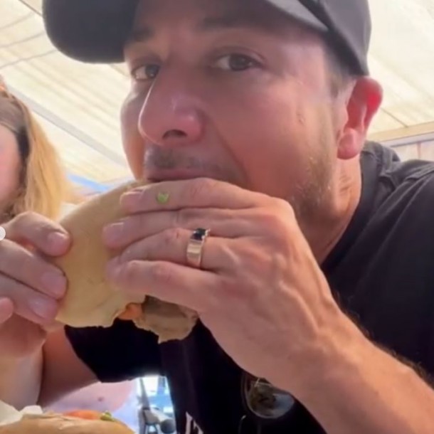 Howie Dorough comiendo un lomito palta en el Persa Bío Bío