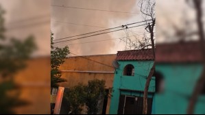 Reportan incendio en Santiago centro: 22 carros de Bomberos combaten la emergencia