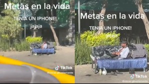 Video de hombre en situación de calle trabajando con un iPhone y un notebook se hace viral en TikTok
