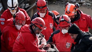 Rescatan a una madre y su bebé de 6 meses tras pasar 29 horas bajo los escombros en Turquía