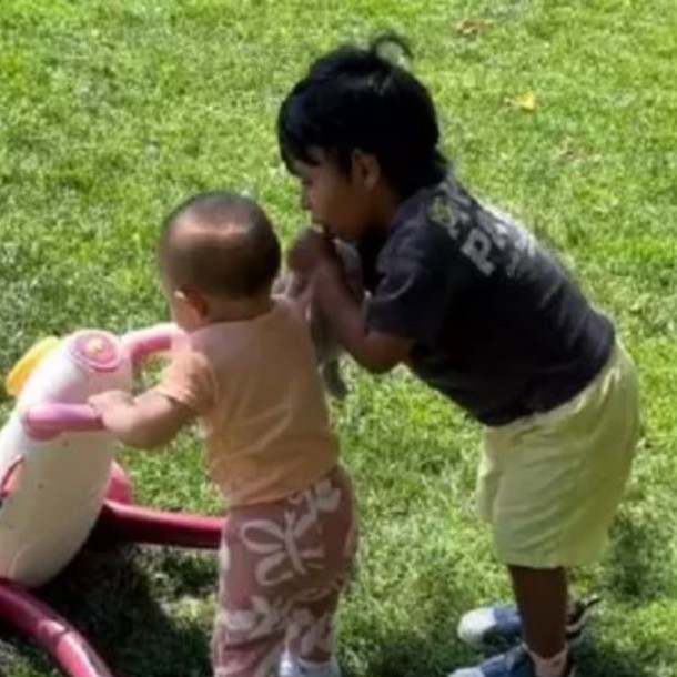 Hijos de Lisandra jugando en el parque