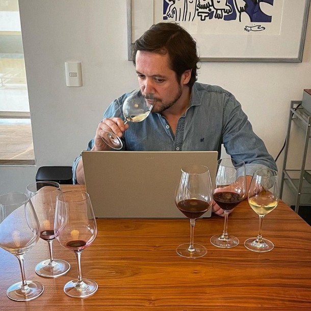 Daniel Greve catando vino