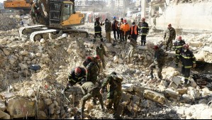 'Papá está aquí, no temas': El emocionante rescate a una niña desde los escombros tras terremoto en Siria