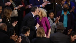¿Se besaron en la boca? El comentado saludo entre Jill Biden y el esposo de Kamala Harris
