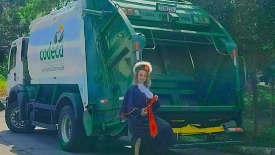 Joven celebra su título universitario junto a camión de basura en el que  trabajó para pagar sus estudios - Meganoticias