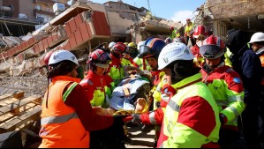 Rescatan a mujer que pasó más de 100 horas sepultada tras terremoto en Turquía: Le dieron agua y jugo con un tubo