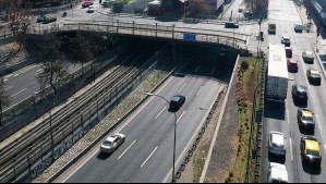'Es súper complicado y difícil de ver': Conductores critican tragaluces ubicados en la Autopista Central
