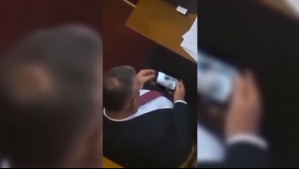 Diputado serbio dimite tras haber sido captado mirando contenido para adultos en el parlamento