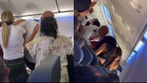Quedó sin ropa y fue expulsada del avión: Mujer protagonizó pelea campal con otra pasajera en un vuelo