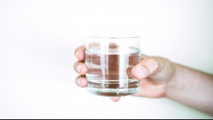 Estuvo una semana en coma inducido: Hombre terminó intoxicado por tomar 20 litros de agua en un día