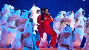 Rihanna conquista el Super Bowl con una acrobática actuación: Dejó ver que está embarazada