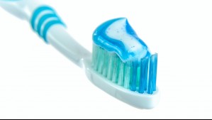 También tiene bacterias: ¿Cómo debes limpiar tu cepillo de dientes?
