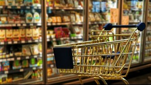 Supermercado debe pagar millonaria multa por no respetar derecho de trabajadoras a alimentar a sus hijos