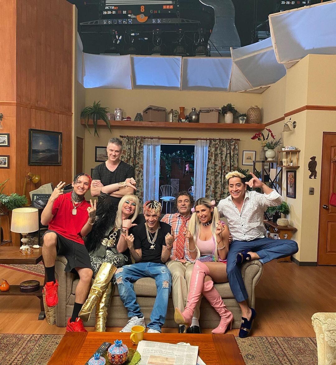 Marcianeke con el elenco de