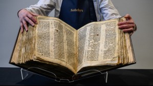 Por hasta 50 millones de dólares: Subastan biblia más antigua del mundo