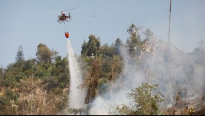 Incendio afectó a ladera del cerro San Cristóbal: Persona en situación de calle resultó lesionada por el fuego