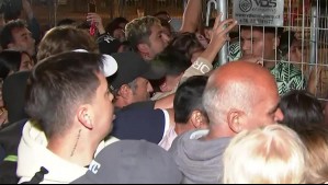 Personas que quedaron fuera de la gala del Festival forcejearon con los guardias en uno de los accesos