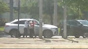 A plena luz del día: Delincuentes asaltan a adultos mayores y les quitan su vehículo en Peñalolén