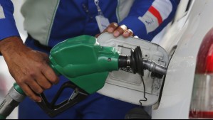 ¿Podría bajar la bencina hasta los mil pesos? Caída en el valor del dólar ilusiona a conductores