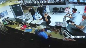 Asaltaron y abusaron a mujer: Falsos 'carabineros' entraron fraudulentamente a edificio en Estación Central